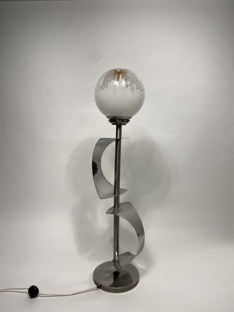 Travail ITALIEN - Lampadaire en métal courbé - Globe en verre - Porte une étiqu…