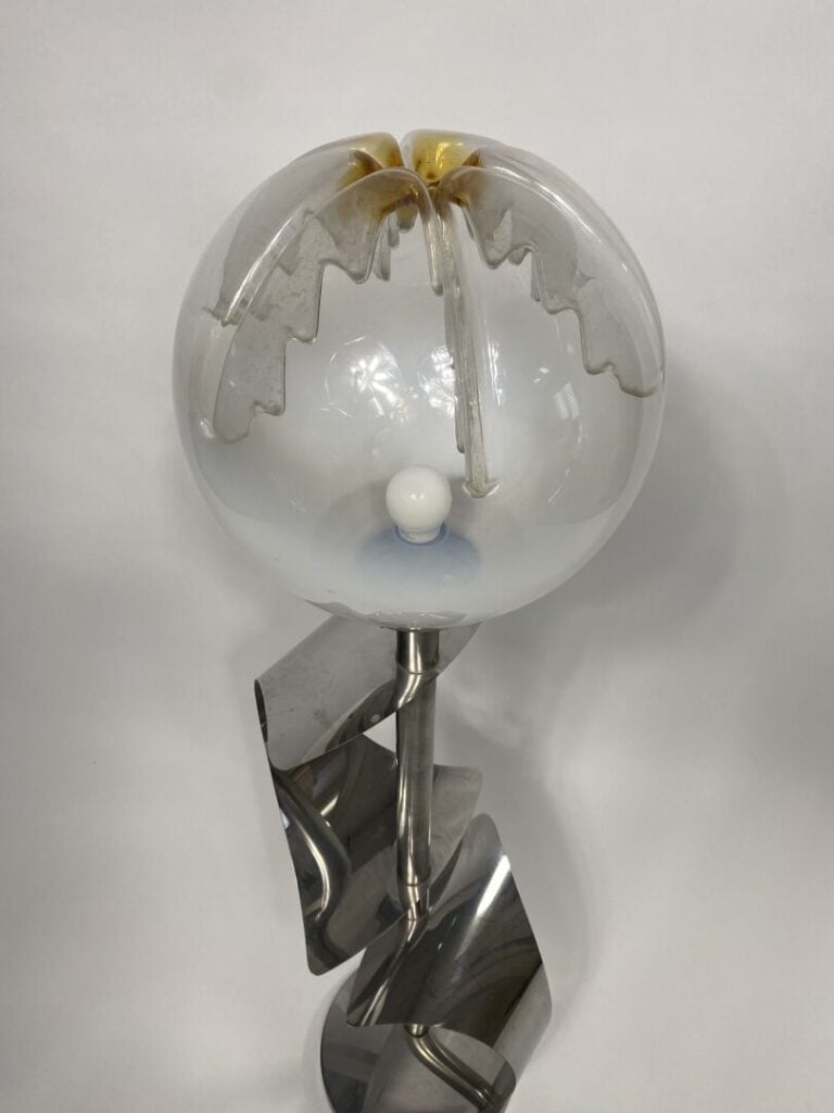 Travail ITALIEN - Lampadaire en métal courbé - Globe en verre - Porte une étiqu…