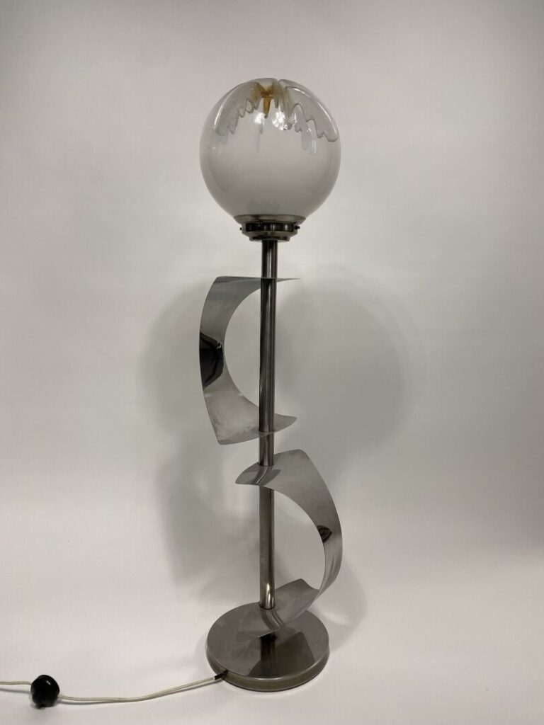 Travail ITALIEN - Lampadaire en métal courbé - Globe en verre - Porte une étiqu…
