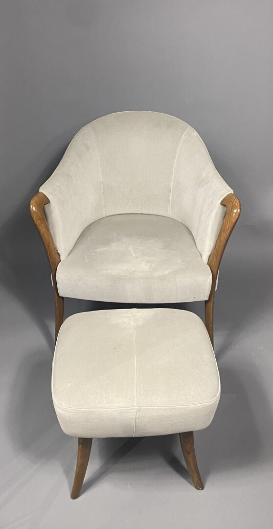 Umberto ASNAGO (né en 1949), attribué à - Fauteuil en bois mouluré à dossier en…