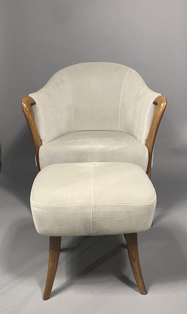 Umberto ASNAGO (né en 1949), attribué à - Fauteuil en bois mouluré à dossier en…