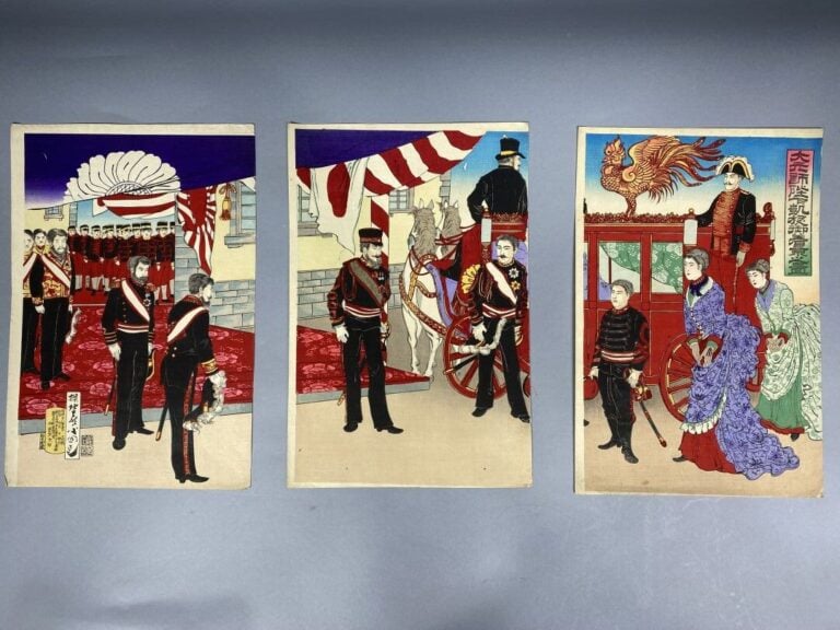 Utagawa Kokunimasa (1874-1944) - Triptyque oban tate-e, des officiers recevant…