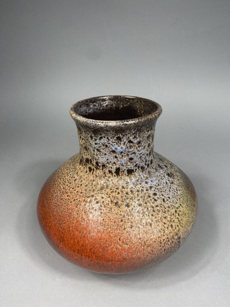 Vase à panse renflée et col droit en grès émaillé à décor texturé dans les tons…