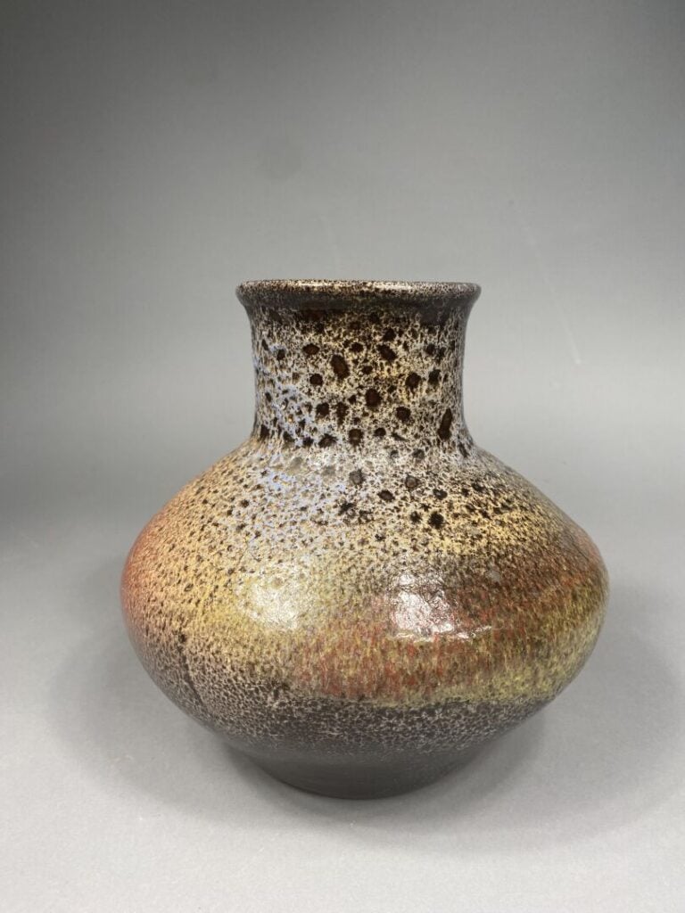 Vase à panse renflée et col droit en grès émaillé à décor texturé dans les tons…