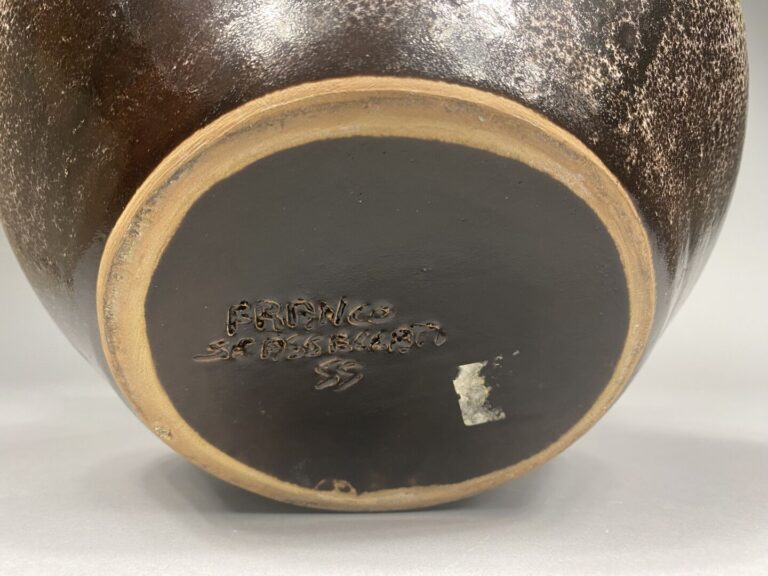 Vase à panse renflée et col droit en grès émaillé à décor texturé dans les tons…