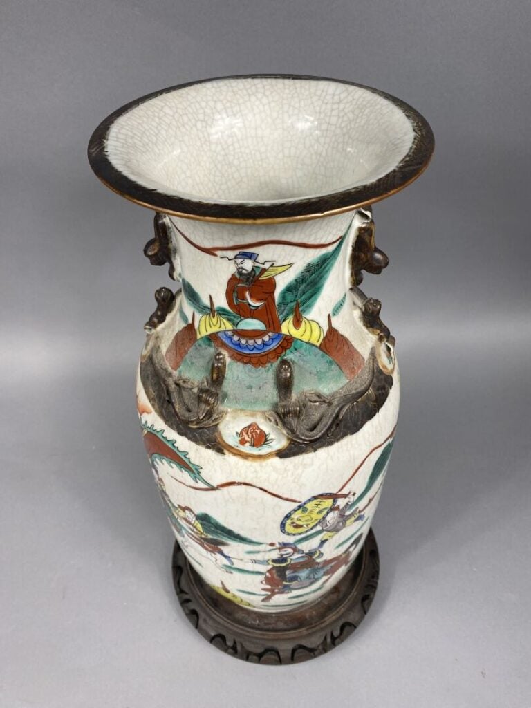 Vase, Nankin - Vase balustre en grès émaillé à décor de cavaliers et chilongs e…