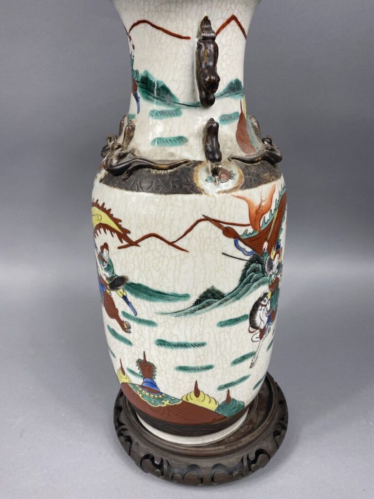 Vase, Nankin - Vase balustre en grès émaillé à décor de cavaliers et chilongs e…