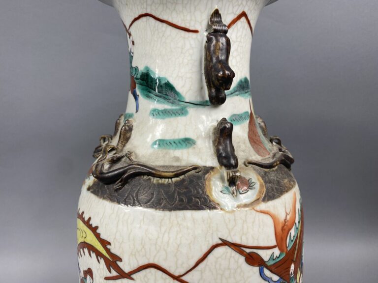 Vase, Nankin - Vase balustre en grès émaillé à décor de cavaliers et chilongs e…