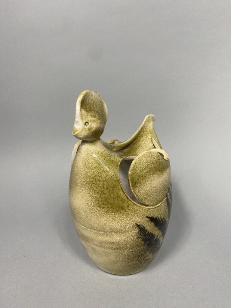 Vase zoomorphe en forme de poule en céramique émaillée dans les tons vert, à dé…