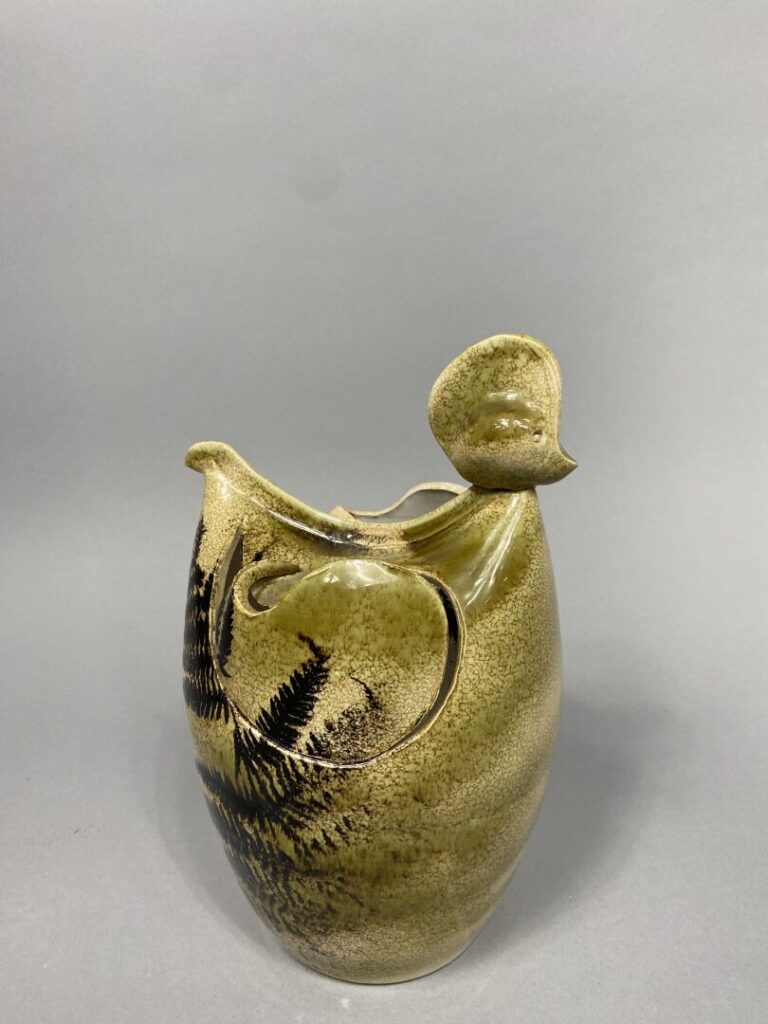Vase zoomorphe en forme de poule en céramique émaillée dans les tons vert, à dé…