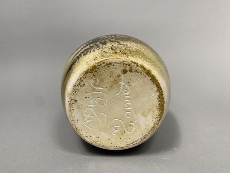 Vase zoomorphe en forme de poule en céramique émaillée dans les tons vert, à dé…