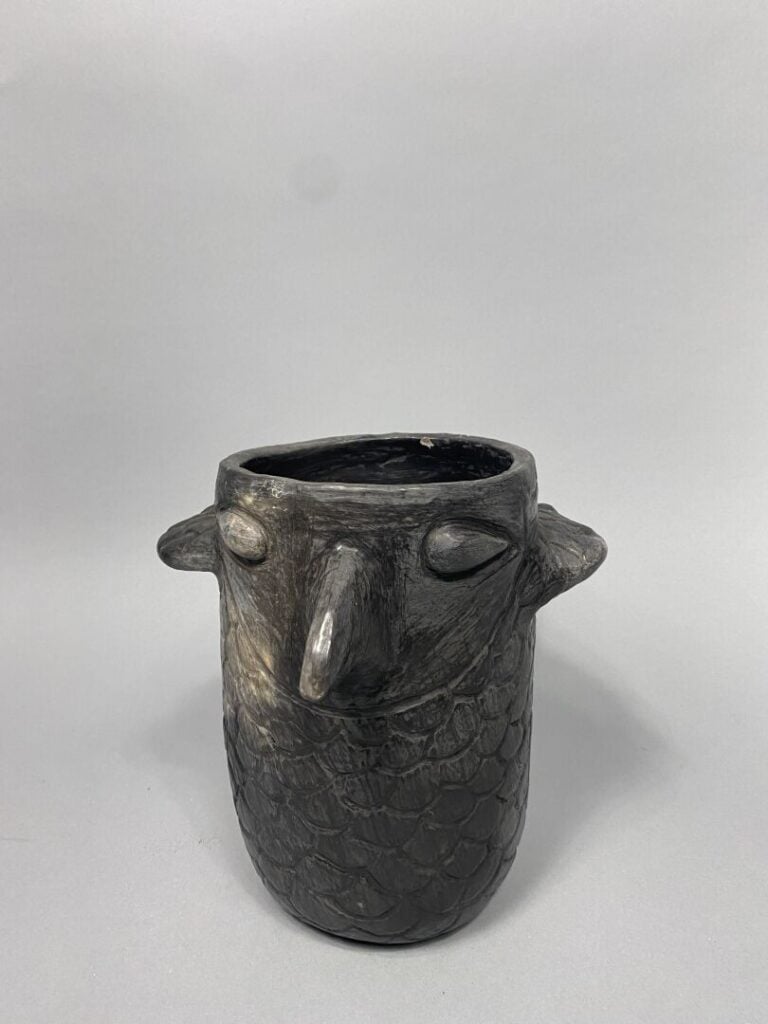 Vase zoomorphe en forme de poule en céramique émaillée dans les tons vert, à dé…