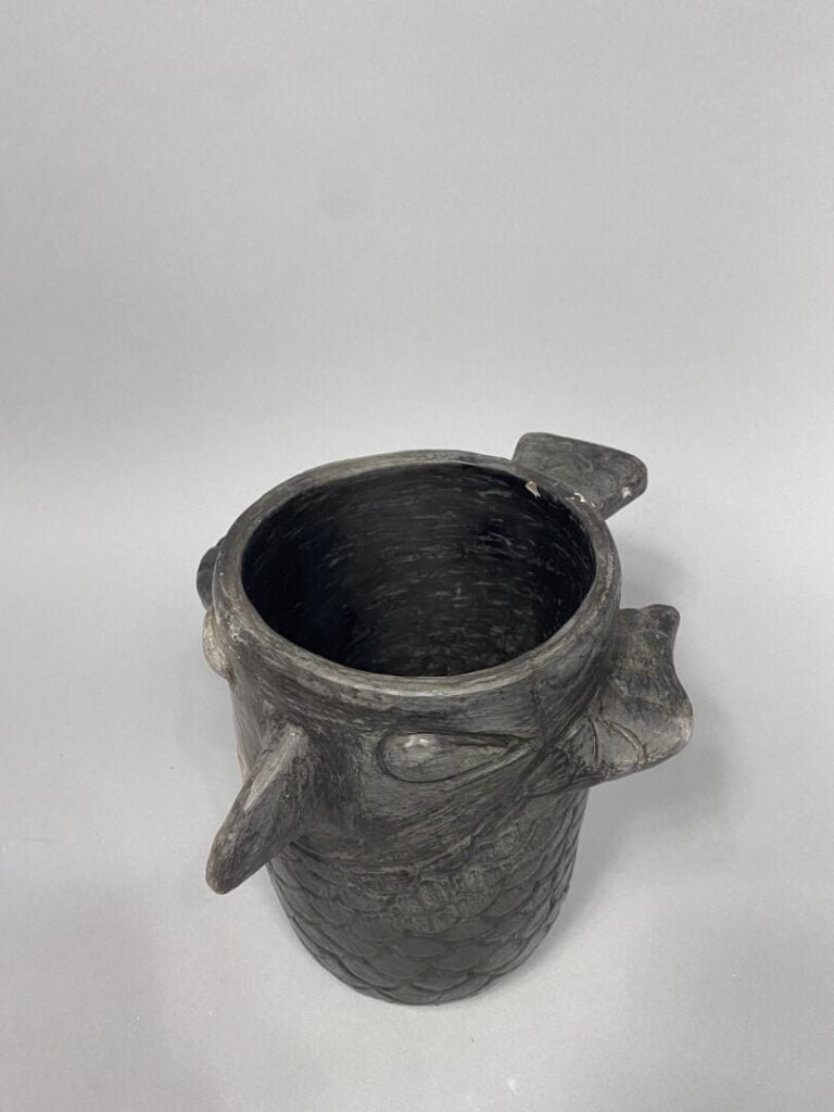 Vase zoomorphe en forme de poule en céramique émaillée dans les tons vert, à dé…