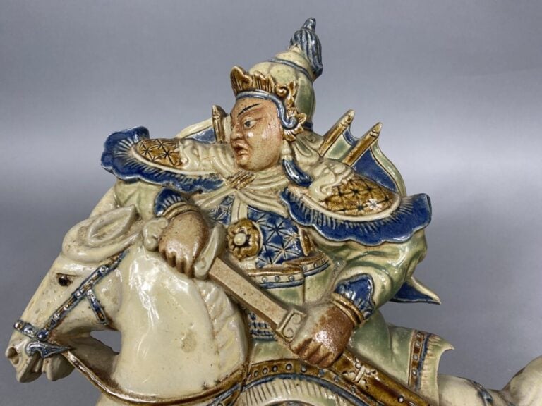 Vietnam, Bien Hoa - Applique en grès émaillé polychrome représentant un cavalie…