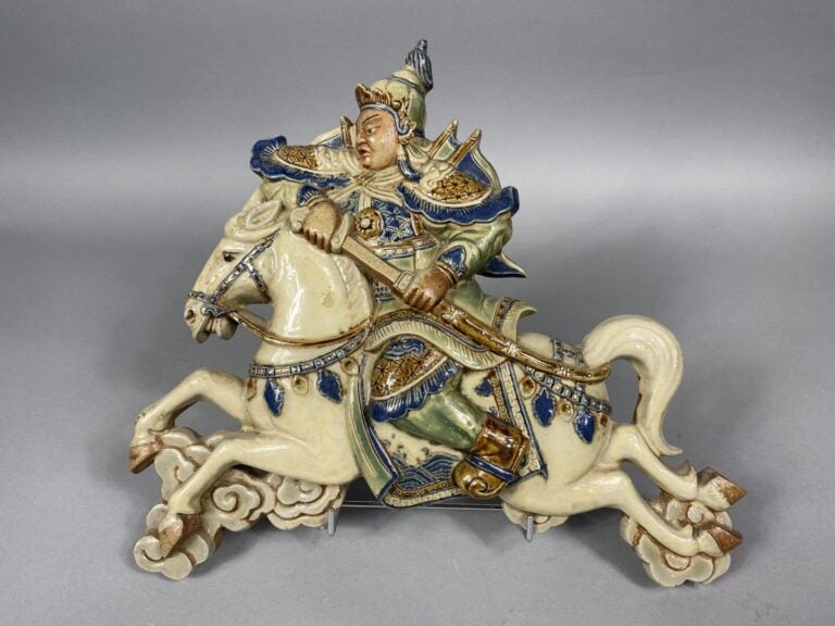 Vietnam, Bien Hoa - Applique en grès émaillé polychrome représentant un cavalie…