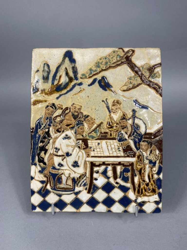 Vietnam, Bien Hoa - Plaque de forme rectangulaire en grès émaillé à décor de le…