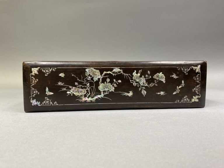Vietnam - Boite rectangulaire en bois incrusté de nacre à décor d'oiseaux branc…