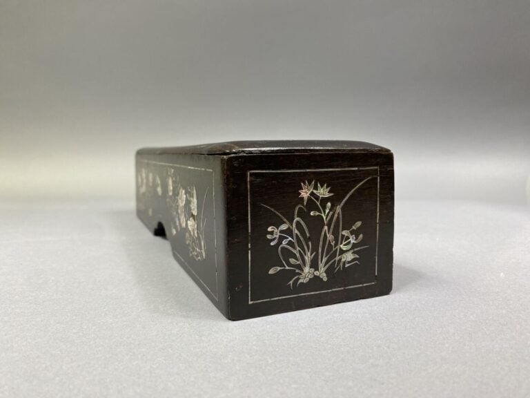 Vietnam - Boite rectangulaire en bois incrusté de nacre à décor d'oiseaux branc…