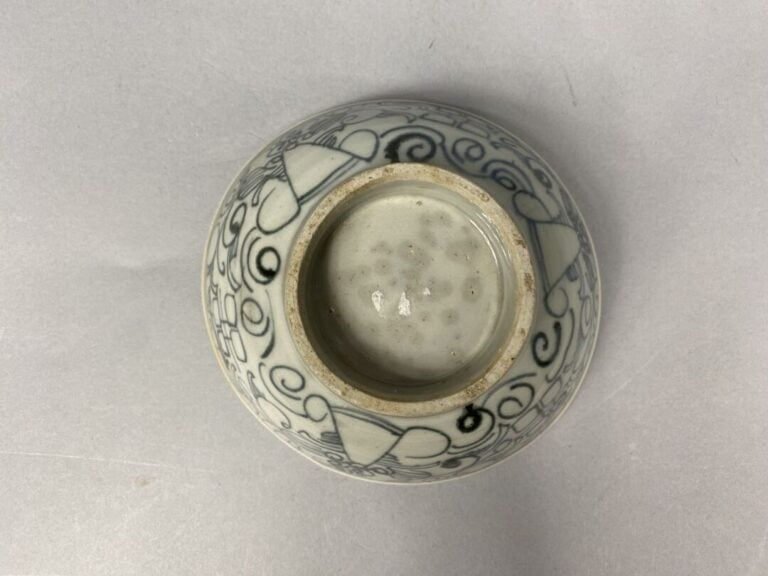 Vietnam - Bol en porcelaine émaillée bleu à décor de motifs géométriques stylis…