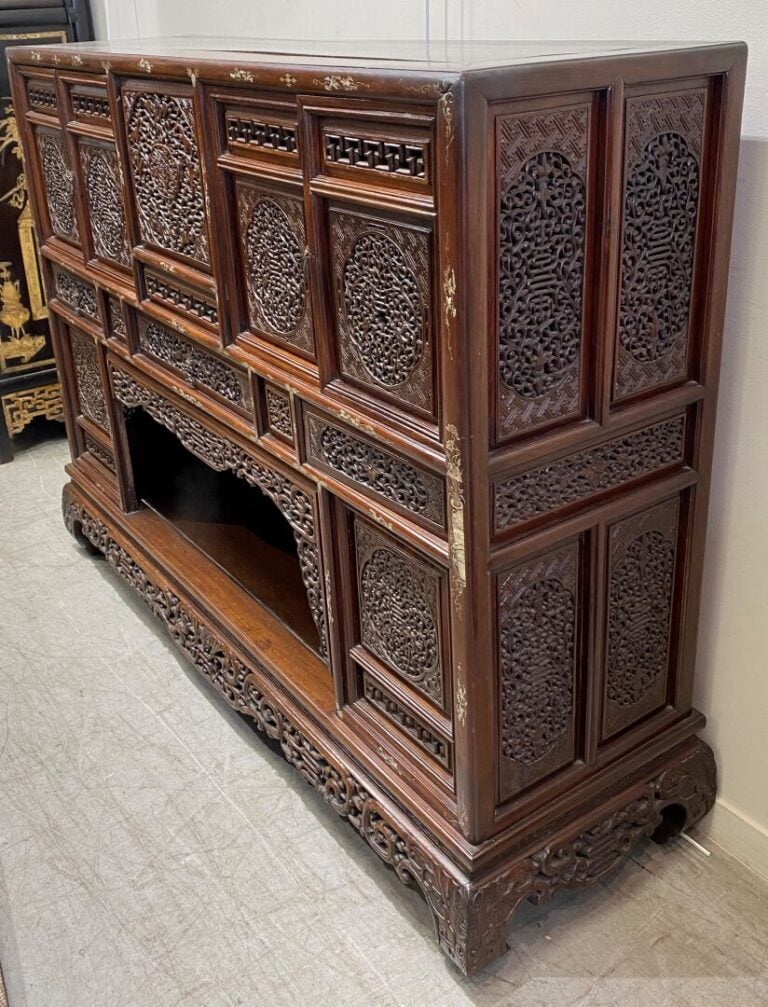 Vietnam - Cabinet en bois exotique sculpté ouvrant par quatre vantaux et trois…
