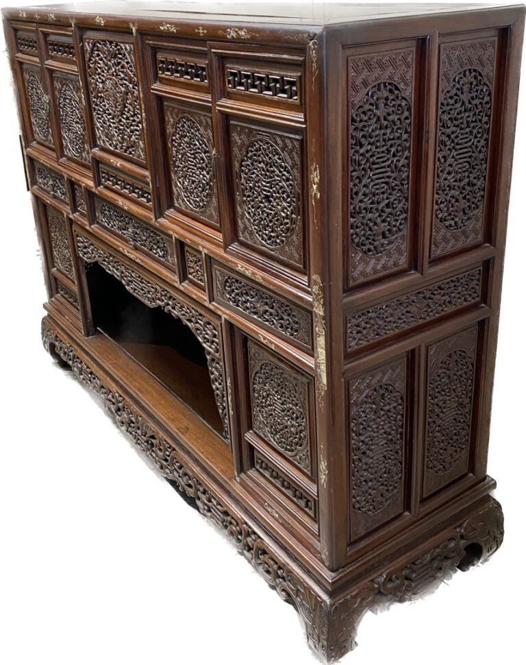 Vietnam - Cabinet en bois exotique sculpté ouvrant par quatre vantaux et trois…