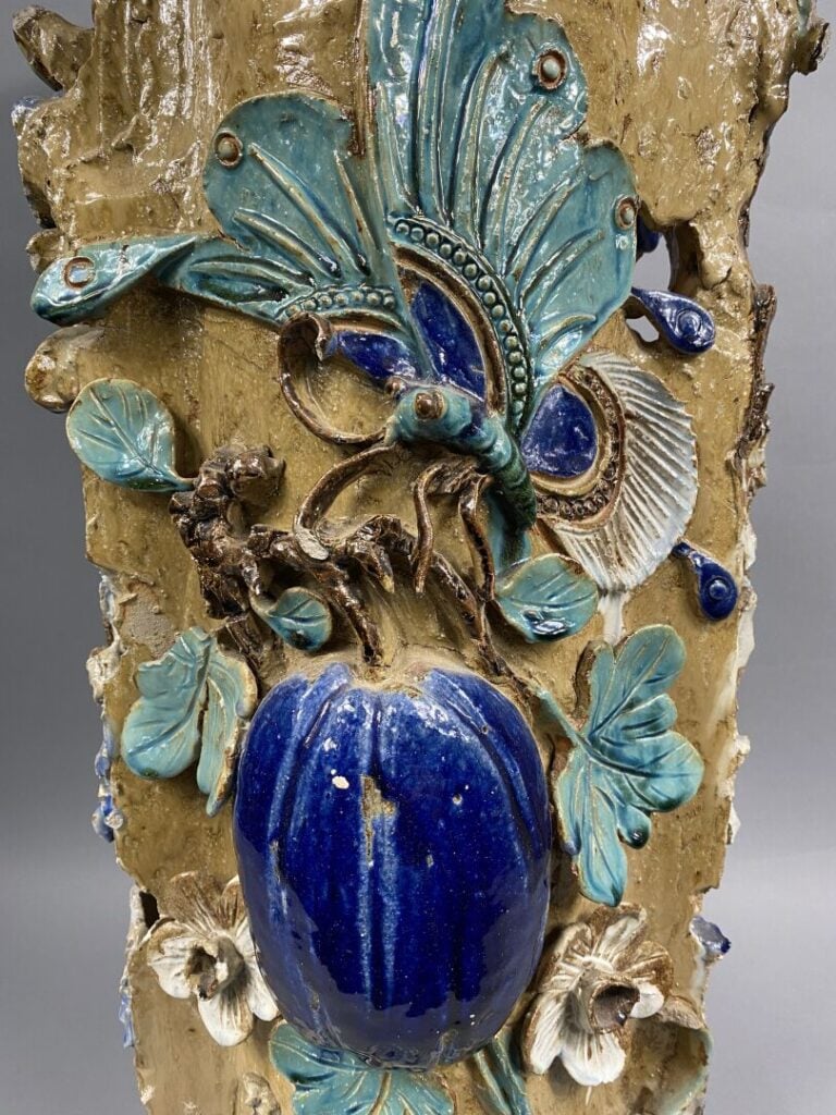 Vietnam, Cay Mai - Importante sellette en grés émaillé polychrome à décor en re…
