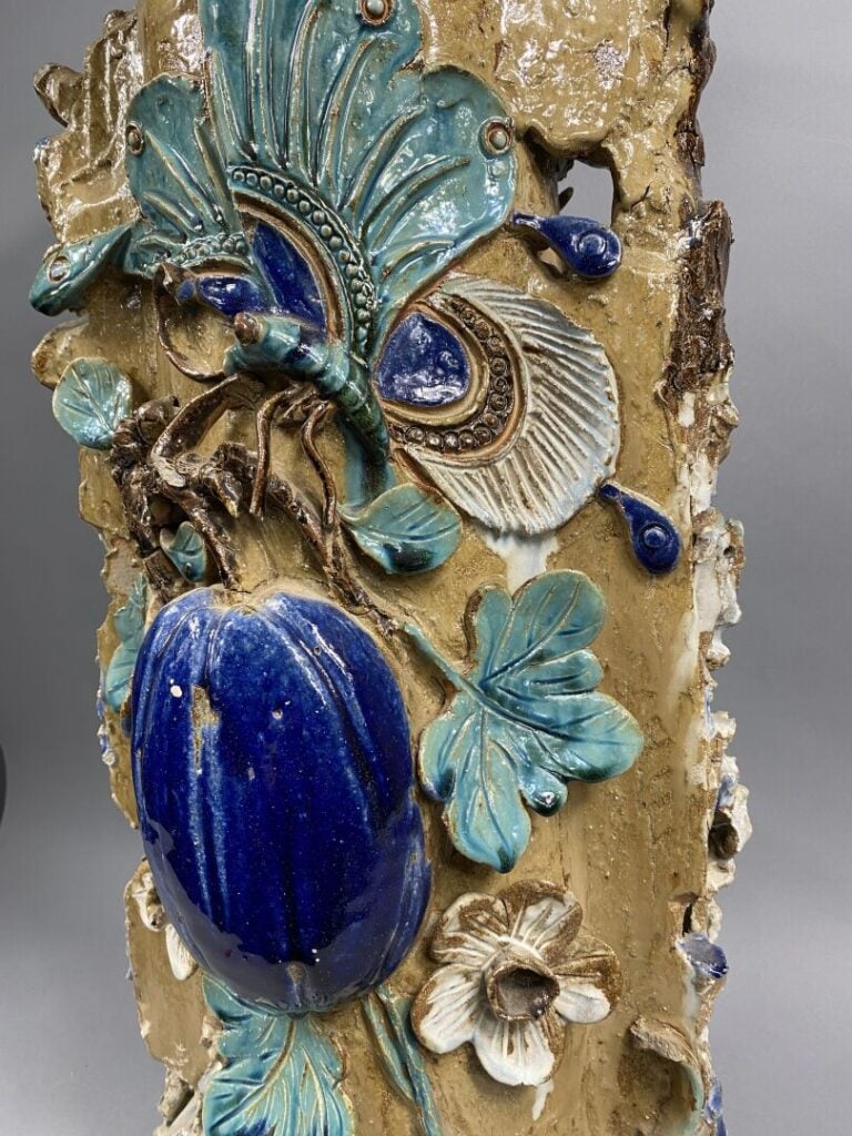 Vietnam, Cay Mai - Importante sellette en grés émaillé polychrome à décor en re…