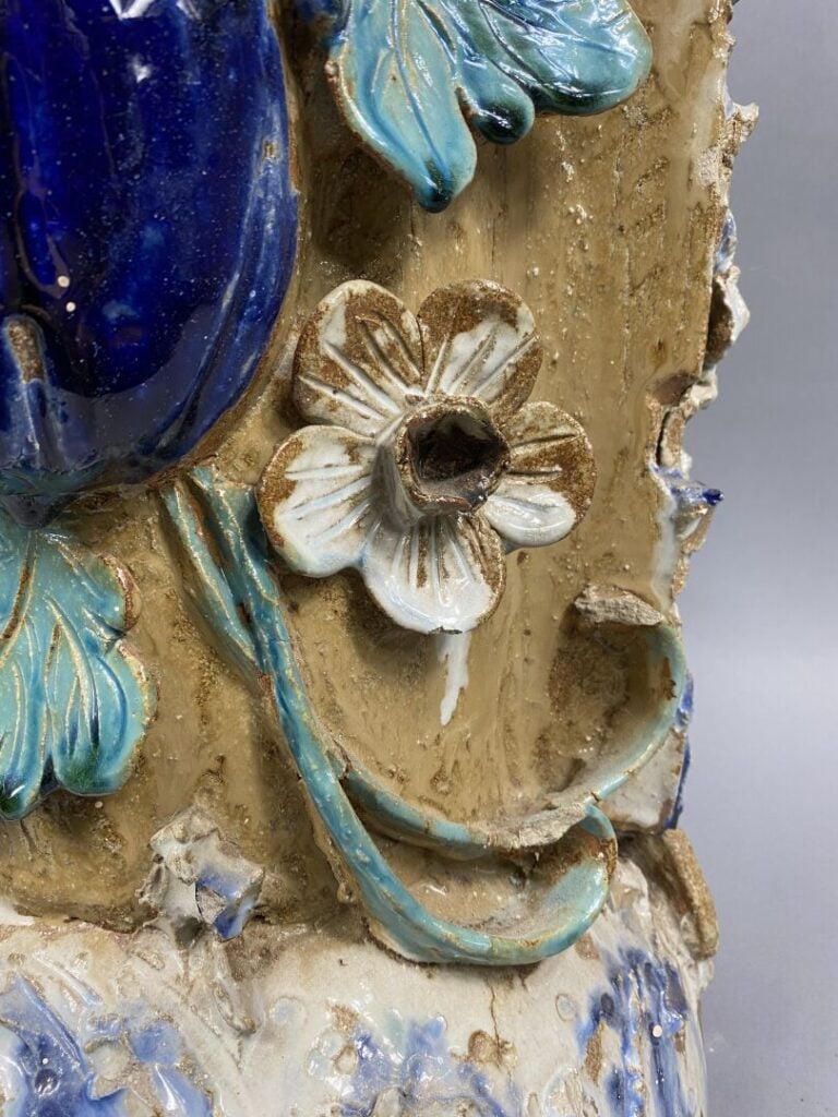 Vietnam, Cay Mai - Importante sellette en grés émaillé polychrome à décor en re…