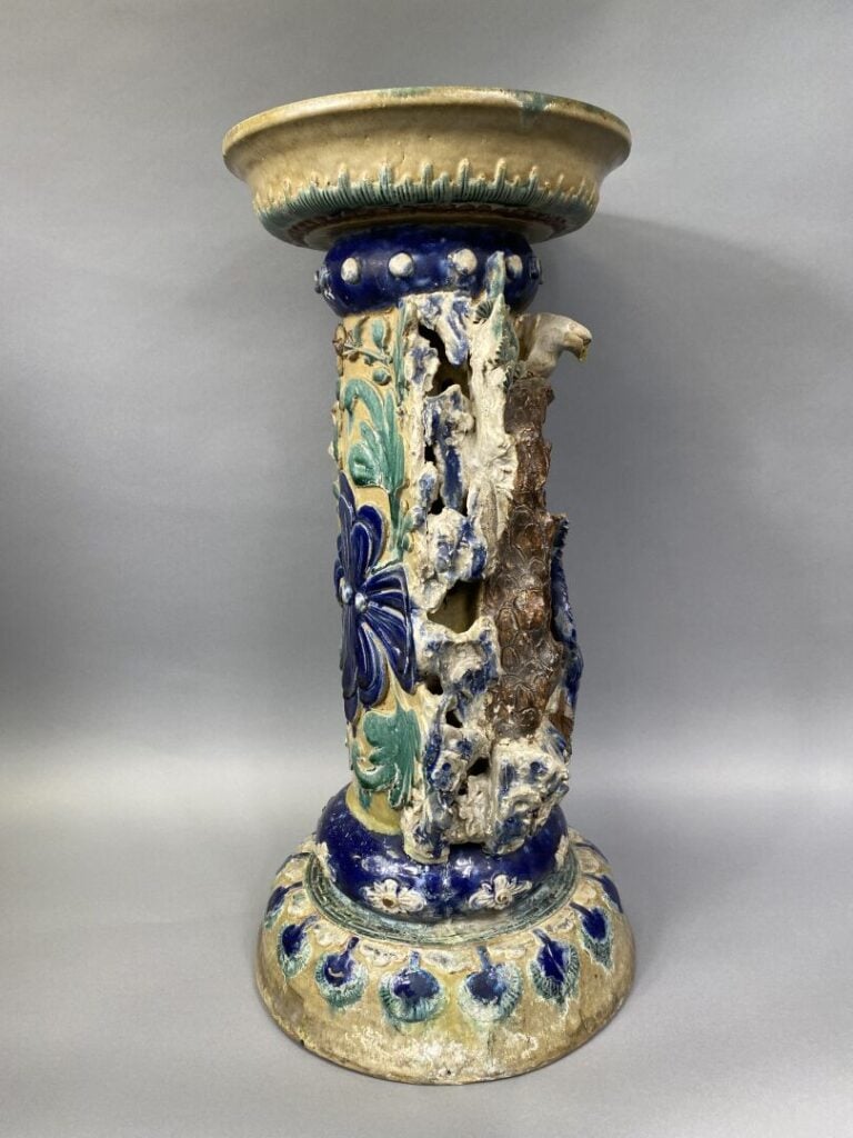 Vietnam, Cay Mai - Importante sellette en grés émaillé polychrome à décor en re…
