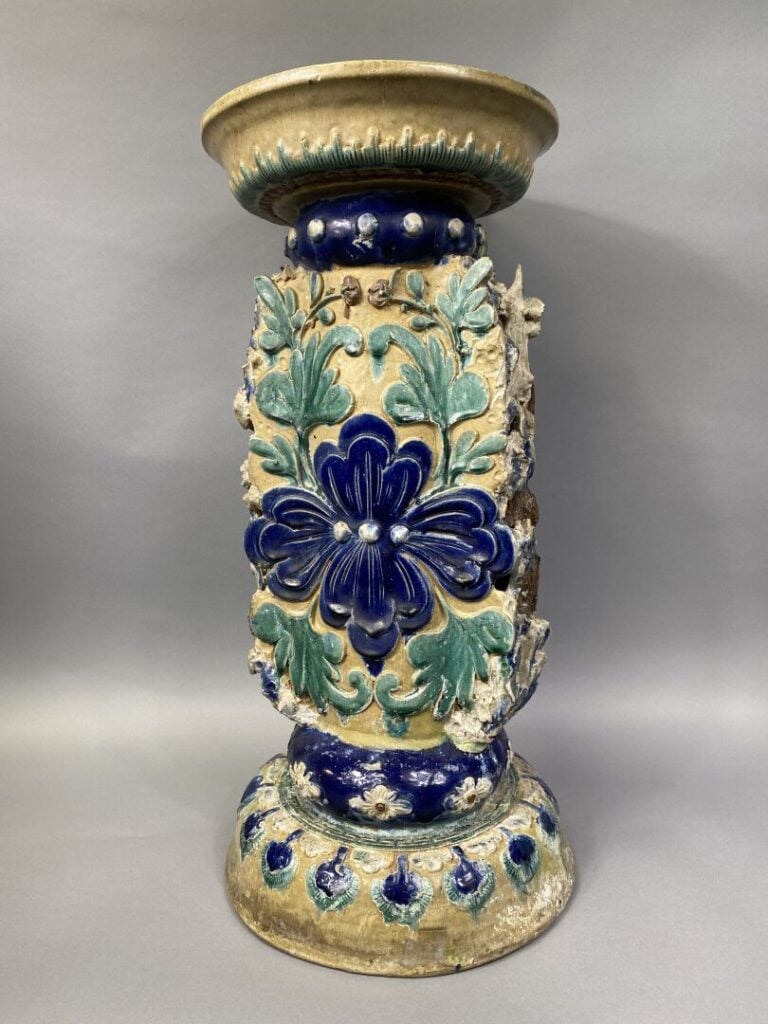 Vietnam, Cay Mai - Importante sellette en grés émaillé polychrome à décor en re…