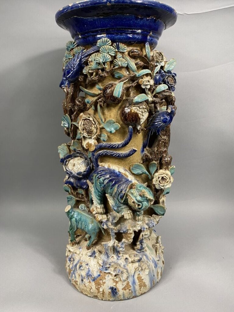 Vietnam, Cay Mai - Importante sellette en grés émaillé polychrome à décor en re…