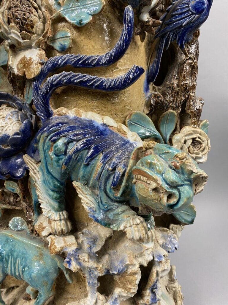 Vietnam, Cay Mai - Importante sellette en grés émaillé polychrome à décor en re…