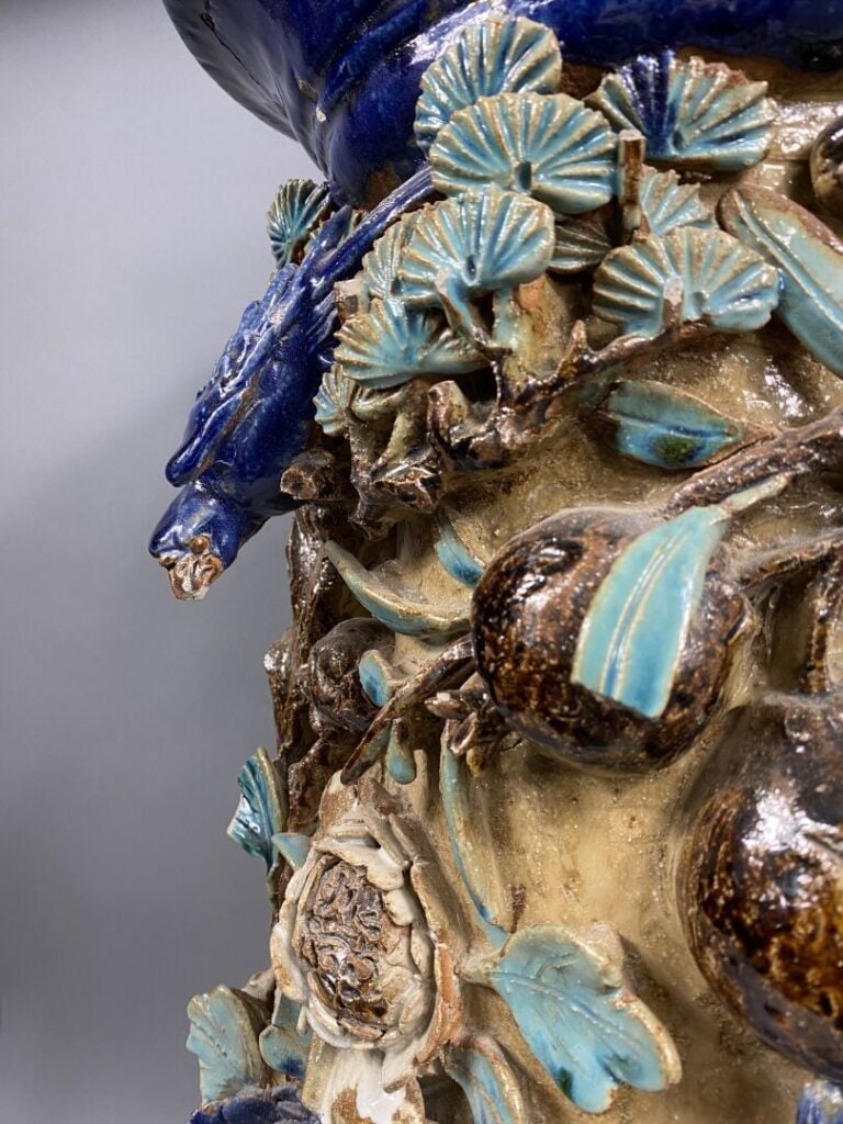 Vietnam, Cay Mai - Importante sellette en grés émaillé polychrome à décor en re…