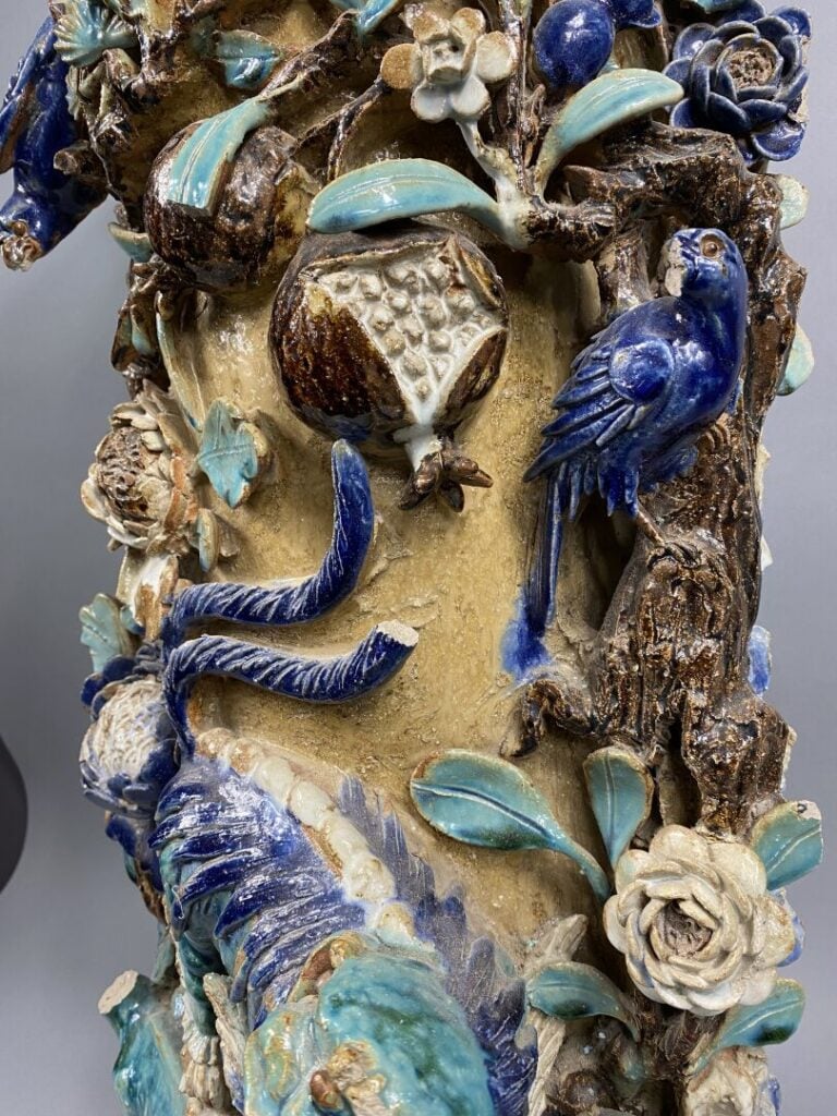 Vietnam, Cay Mai - Importante sellette en grés émaillé polychrome à décor en re…