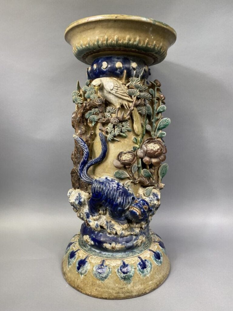 Vietnam, Cay Mai - Importante sellette en grés émaillé polychrome à décor en re…