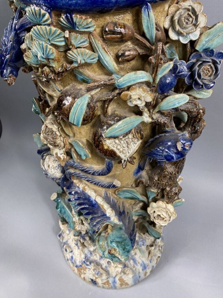 Vietnam, Cay Mai - Importante sellette en grés émaillé polychrome à décor en re…