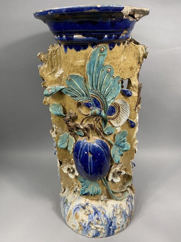 Vietnam, Cay Mai - Importante sellette en grés émaillé polychrome à décor en re…