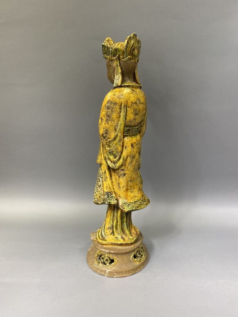 Vietnam, dans le goût de Bien Hoa - Grande statue en grés émaillé dans les tons…