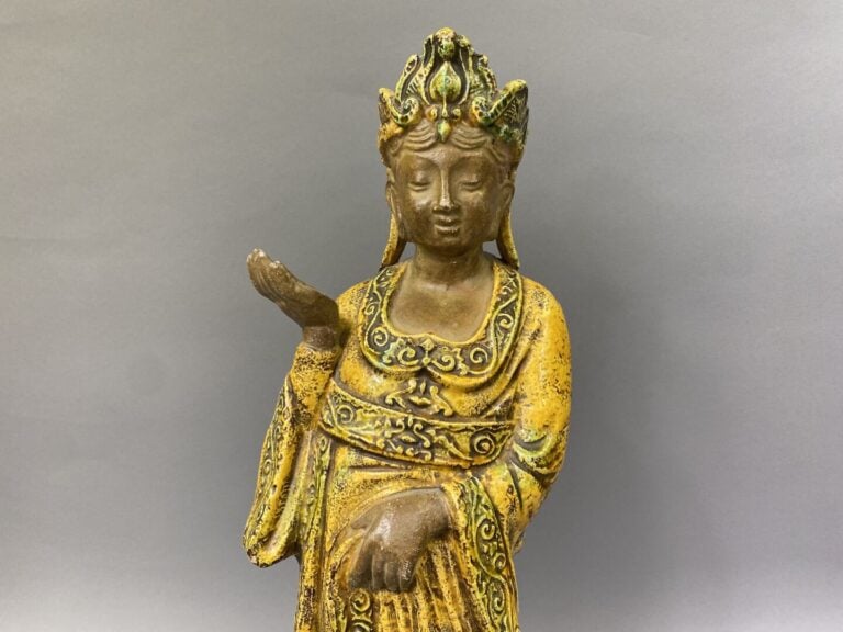 Vietnam, dans le goût de Bien Hoa - Grande statue en grés émaillé dans les tons…