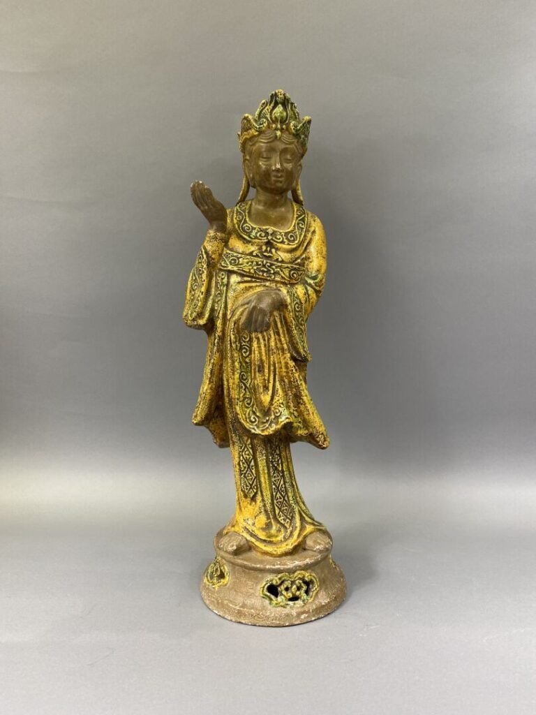 Vietnam, dans le goût de Bien Hoa - Grande statue en grés émaillé dans les tons…