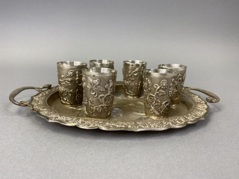 Vietnam - Ensemble comprenant six verres à liqueur en argent (800) à décor en l…