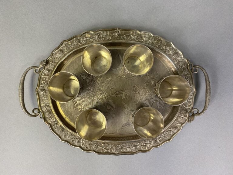 Vietnam - Ensemble comprenant six verres à liqueur en argent (800) à décor en l…
