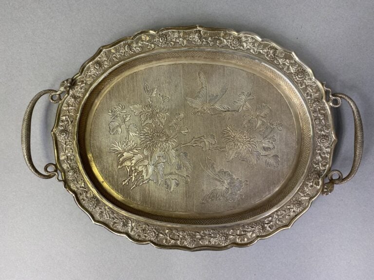 Vietnam - Ensemble comprenant six verres à liqueur en argent (800) à décor en l…