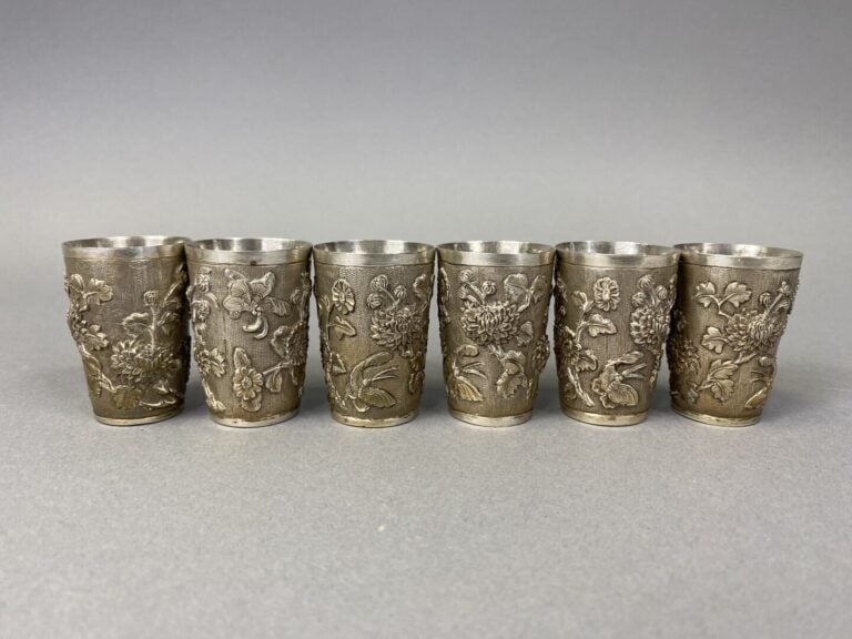 Vietnam - Ensemble comprenant six verres à liqueur en argent (800) à décor en l…