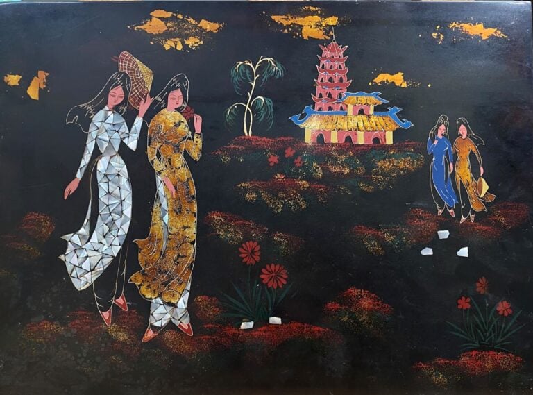 Vietnam - Ensemble de deux panneaux de bois laqués et incrustations de nacre à…