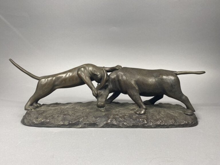 Vietnam - Groupe sculpté en bronze représentant un tigre attaquant à la gorge u…