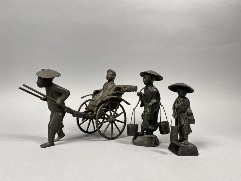 Vietnam - Lot de trois sculptures en bronze réprésentant des porteurs d'eau et…