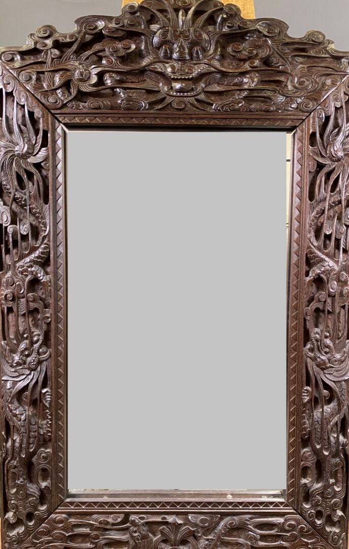 Vietnam - Miroir de forme rectangulaire et encadrement en bois richement sculpt…