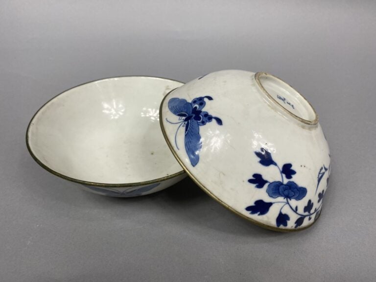 Vietnam - Paire de deux bols en porcelaine "Bleu de Hue" ornés de branchages fl…