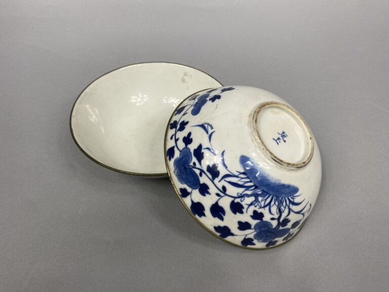 Vietnam - Paire de deux bols en porcelaine "Bleu de Hue" ornés de branchages fl…